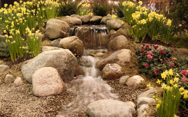 Cascata com pedras e flores