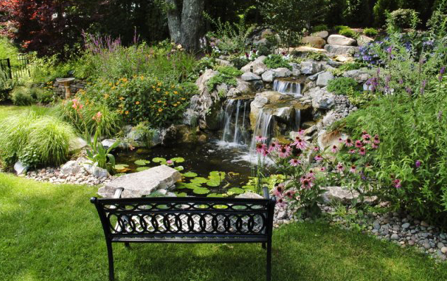 Cascata em jardim com banco