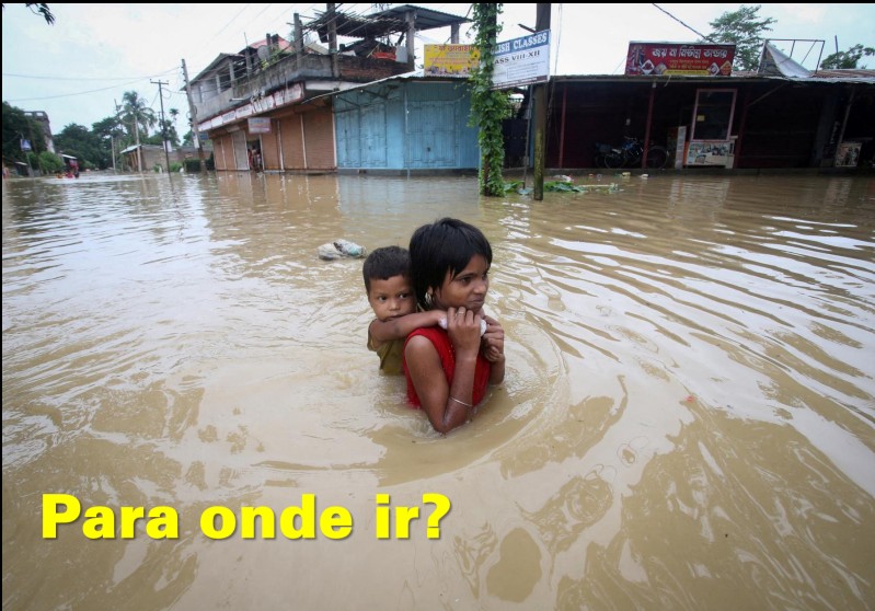 Crianças em área alagada
