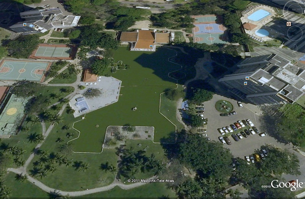 Vista aérea do lago do condomínio Riviera dei Fiori