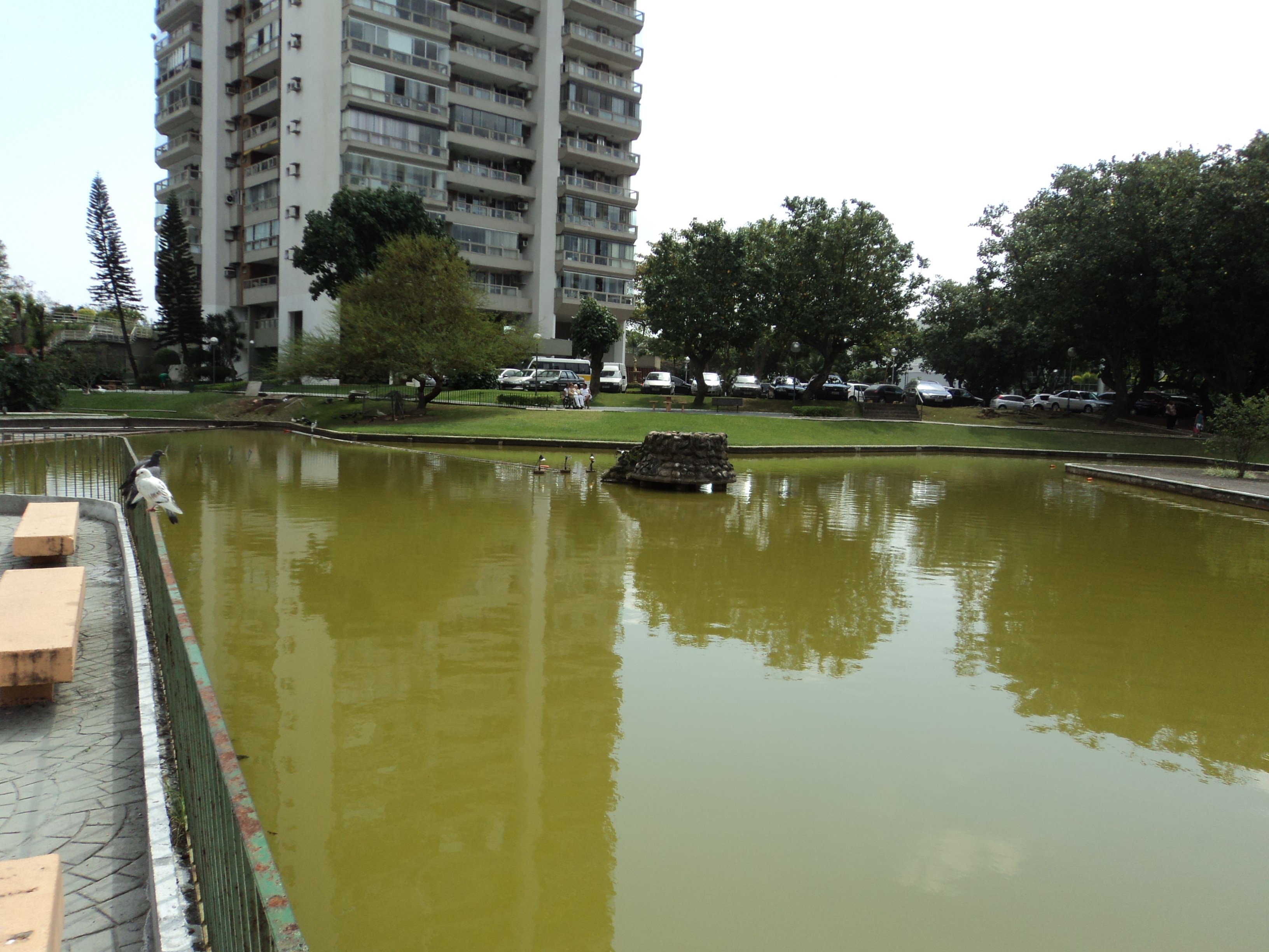 Lago do condomínio Riviera dei Fiori — água turva