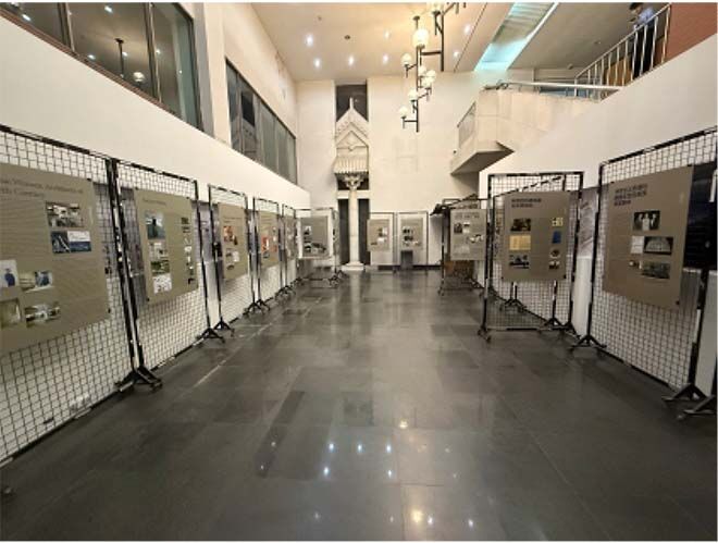 Vista da exposição — painéis na parede